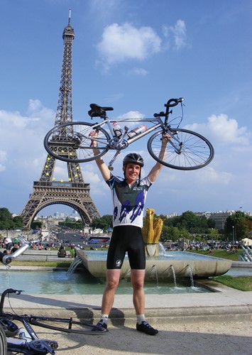 Cyclist at the Eiffel Tower
